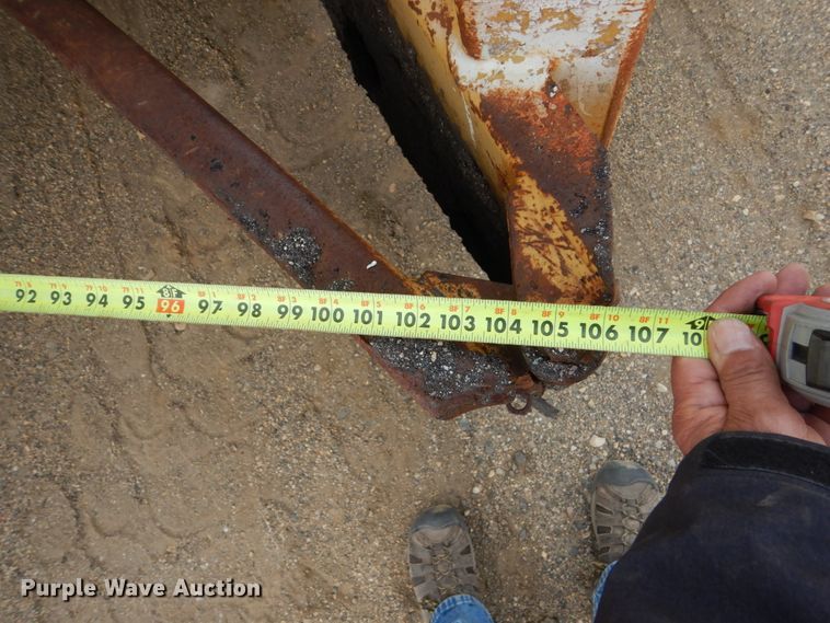 image for item FX9104 Caterpillar WE-851 windrow elevator