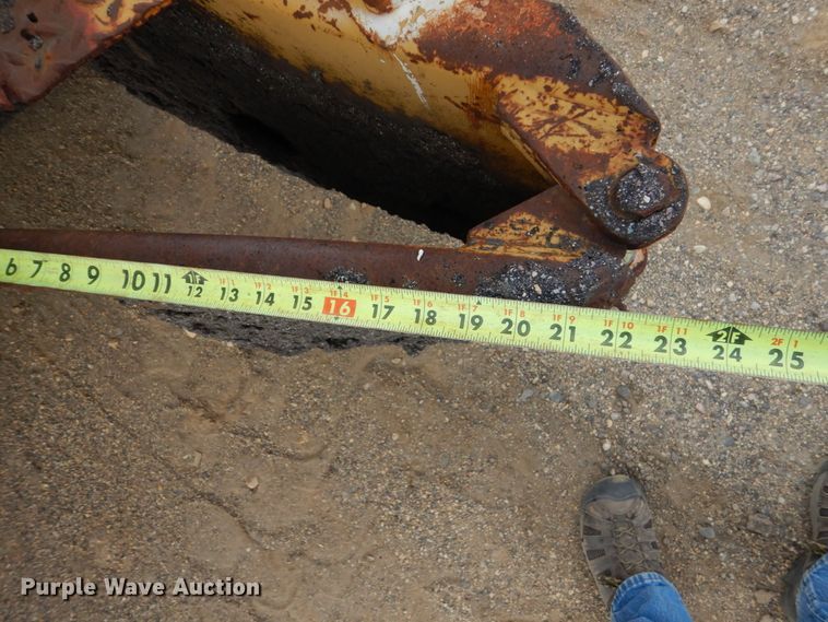 image for item FX9104 Caterpillar WE-851 windrow elevator