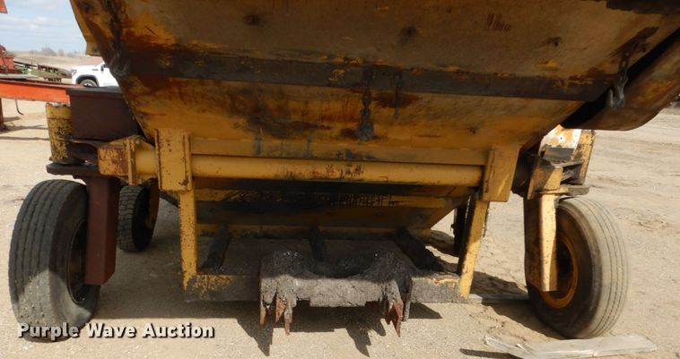 image for item FX9104 Caterpillar WE-851 windrow elevator