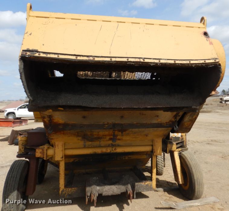 image for item FX9104 Caterpillar WE-851 windrow elevator