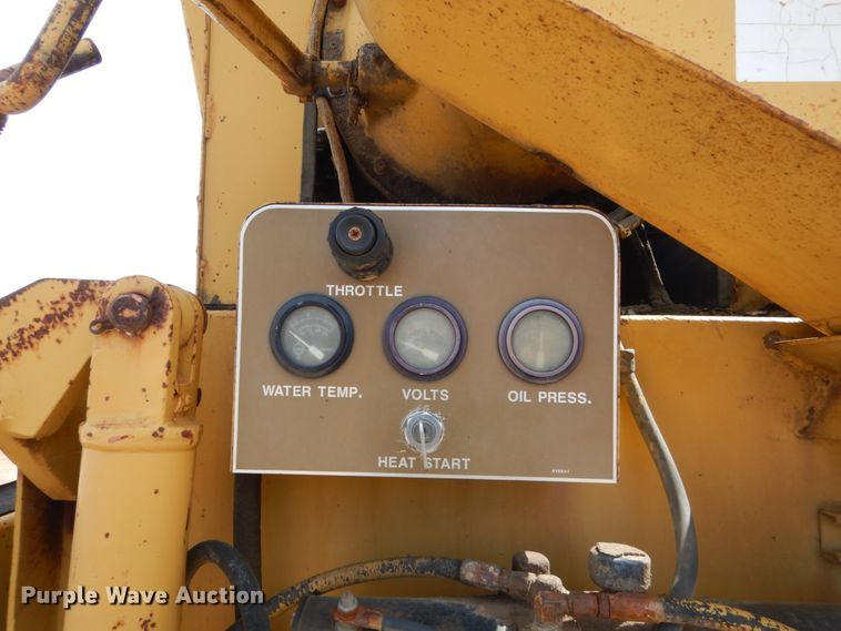 image for item FX9104 Caterpillar WE-851 windrow elevator