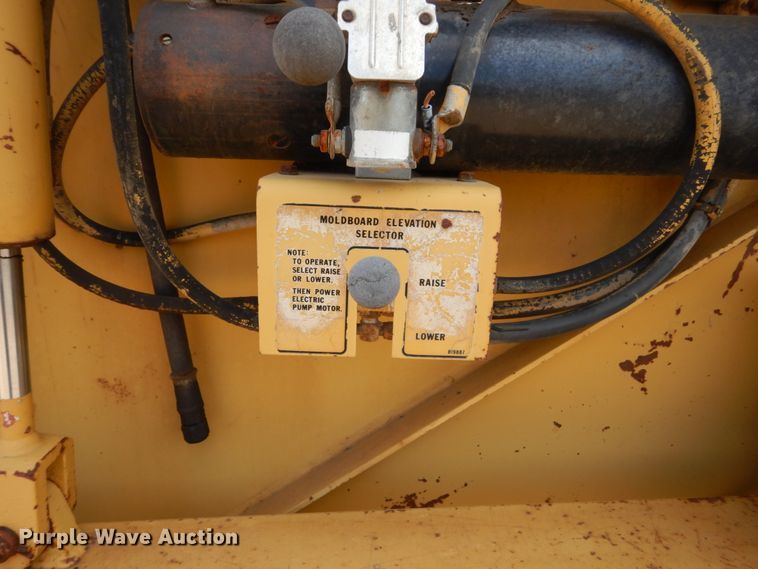 image for item FX9104 Caterpillar WE-851 windrow elevator