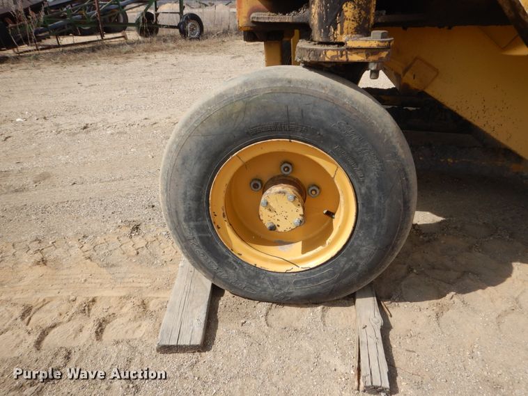 image for item FX9104 Caterpillar WE-851 windrow elevator