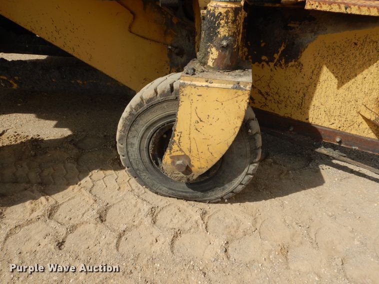 image for item FX9104 Caterpillar WE-851 windrow elevator