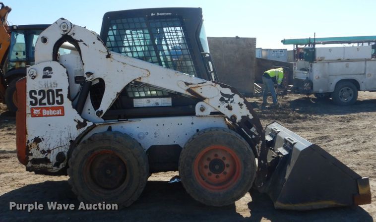 image for item FX9138 2009 Bobcat S205  skid steer loader