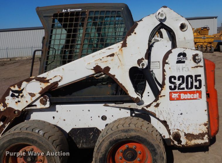 image for item FX9138 2009 Bobcat S205  skid steer loader