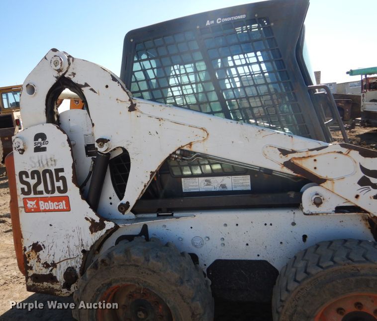 image for item FX9138 2009 Bobcat S205  skid steer loader