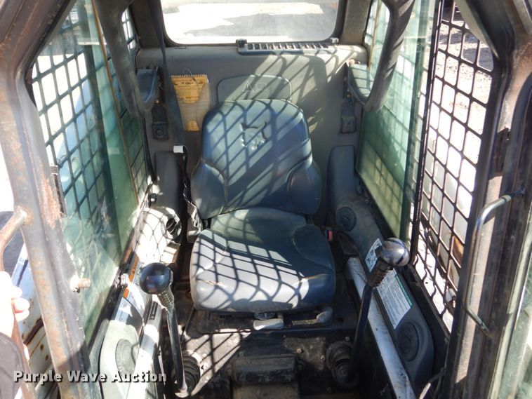 image for item FX9138 2009 Bobcat S205  skid steer loader