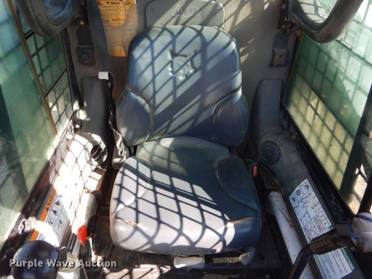 image for item FX9138 2009 Bobcat S205  skid steer loader