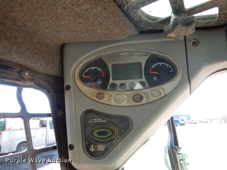 image for item FX9138 2009 Bobcat S205  skid steer loader