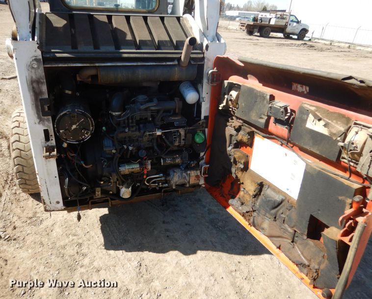 image for item FX9138 2009 Bobcat S205  skid steer loader