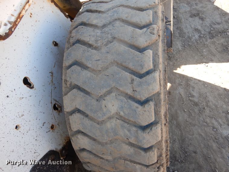 image for item FX9138 2009 Bobcat S205  skid steer loader