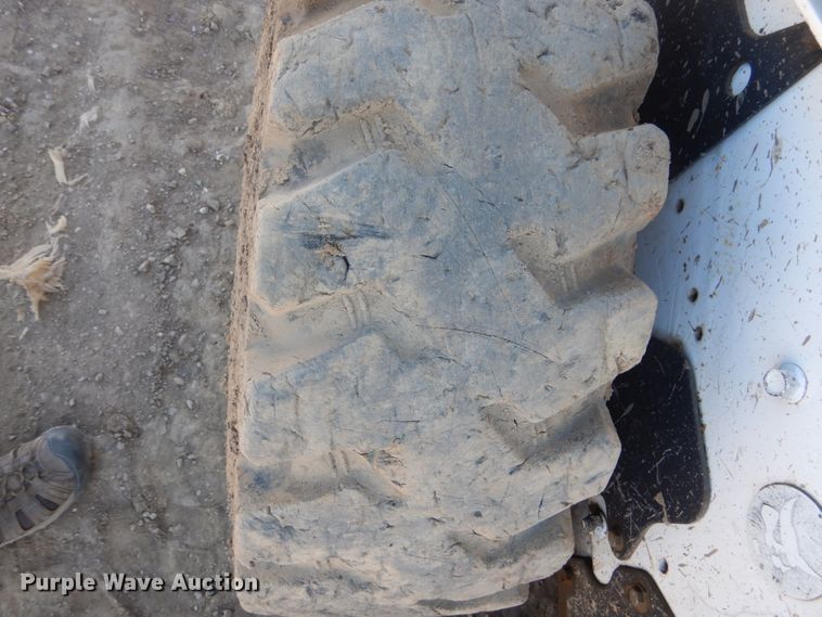 image for item FX9138 2009 Bobcat S205  skid steer loader