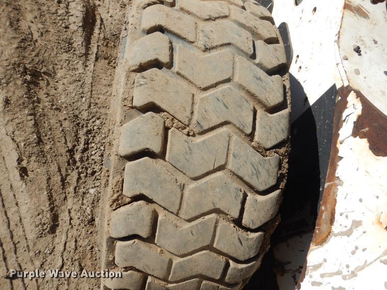 image for item FX9138 2009 Bobcat S205  skid steer loader