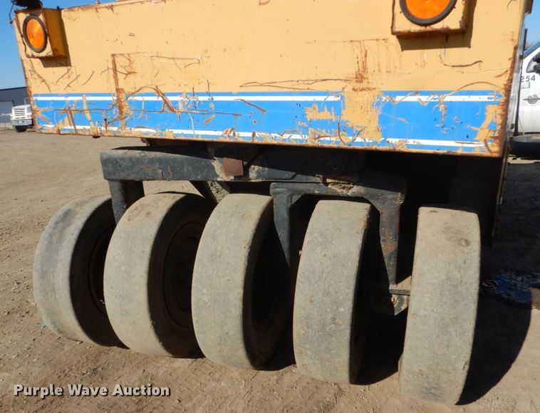 image for item FX9142 Galion P3000 pneumatic roller