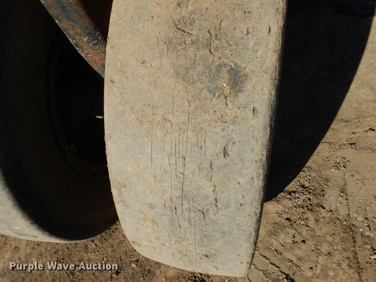 image for item FX9142 Galion P3000 pneumatic roller