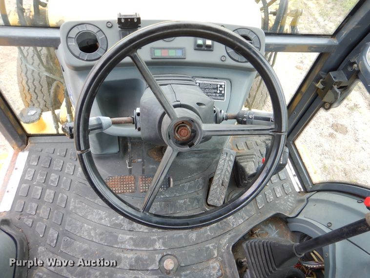 image for item GF9152 2000 New Holland 675E  backhoe