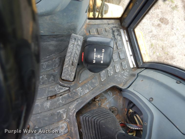 image for item GF9152 2000 New Holland 675E  backhoe