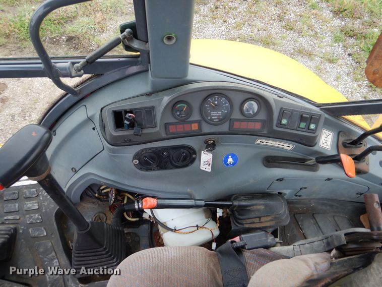 image for item GF9152 2000 New Holland 675E  backhoe