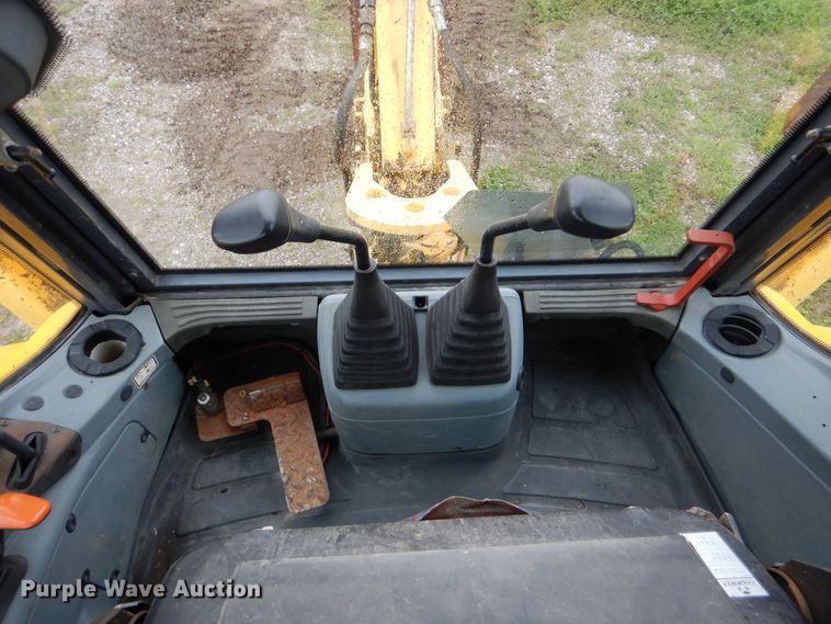 image for item GF9152 2000 New Holland 675E  backhoe