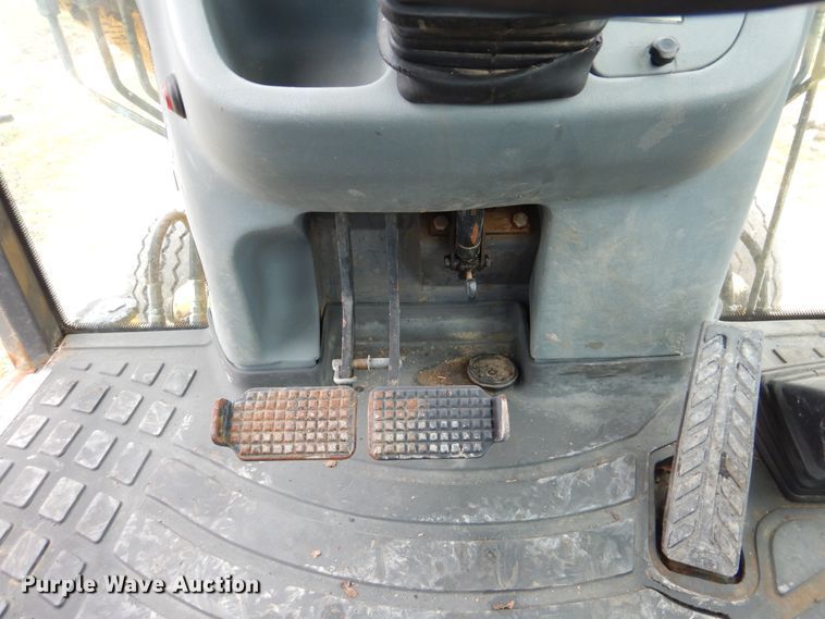 image for item GF9152 2000 New Holland 675E  backhoe