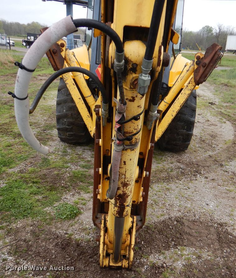 image for item GF9152 2000 New Holland 675E  backhoe