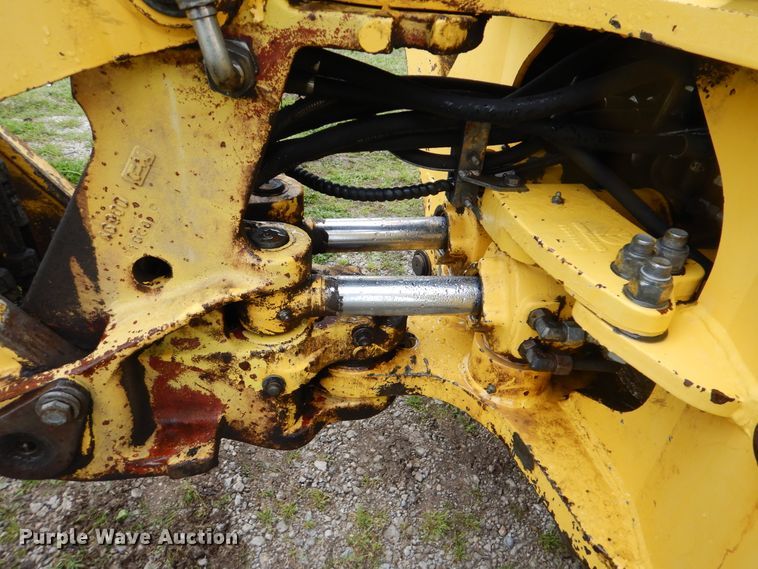 image for item GF9152 2000 New Holland 675E  backhoe