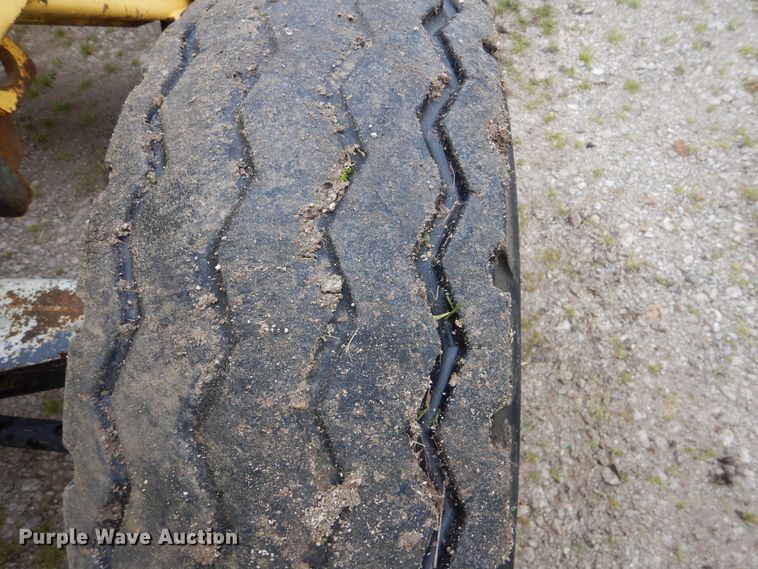 image for item GF9152 2000 New Holland 675E  backhoe