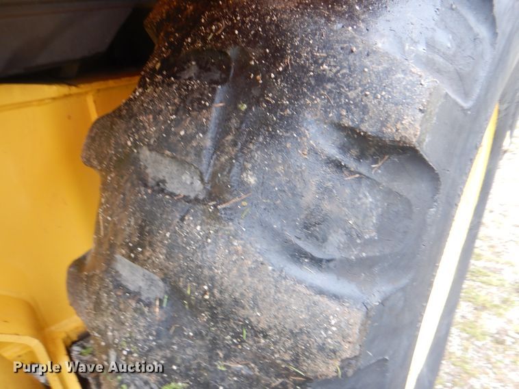 image for item GF9152 2000 New Holland 675E  backhoe