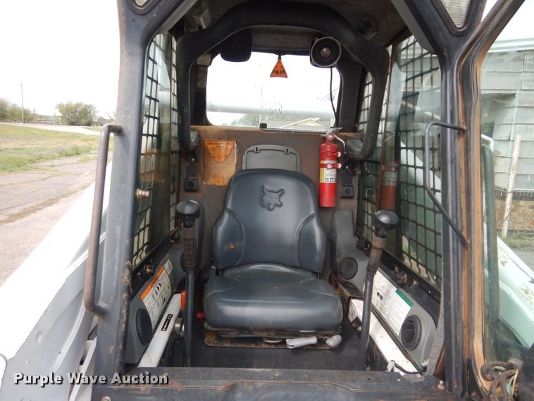 image for item GK9183 2007 Bobcat S330  skid steer loader