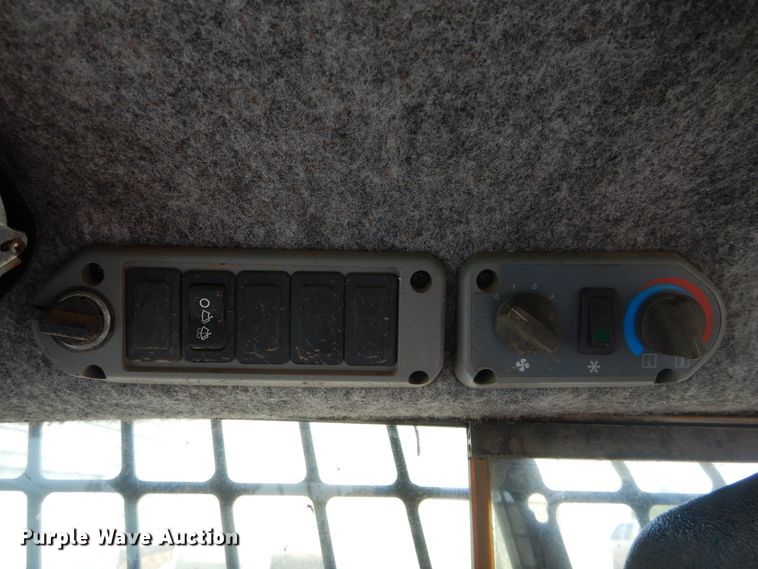 image for item GK9183 2007 Bobcat S330  skid steer loader