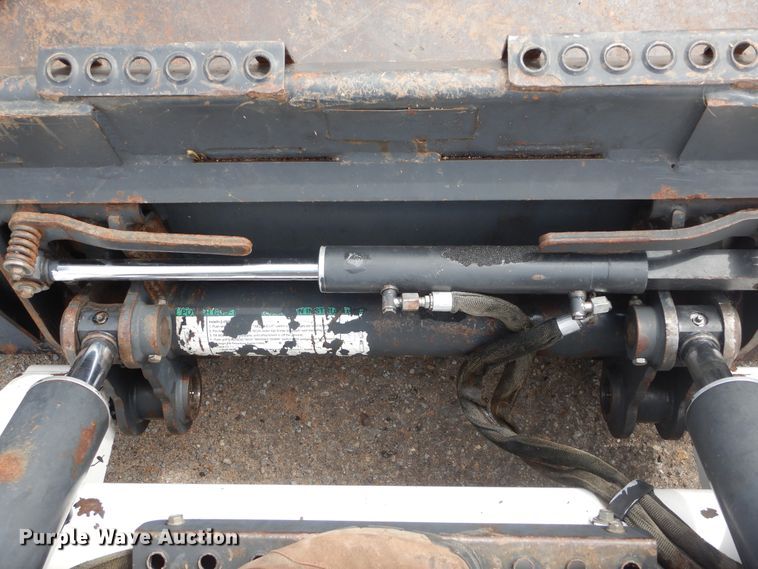 image for item GK9183 2007 Bobcat S330  skid steer loader