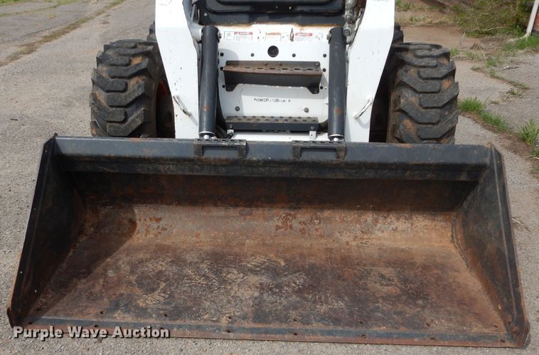 image for item GK9183 2007 Bobcat S330  skid steer loader