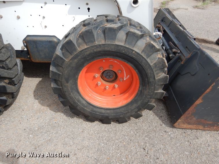image for item GK9183 2007 Bobcat S330  skid steer loader