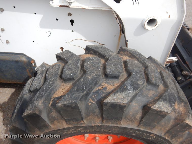 image for item GK9183 2007 Bobcat S330  skid steer loader