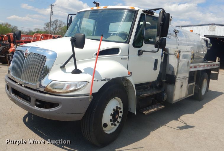 image for item GP9042 2010 International 4300 vacuum truck