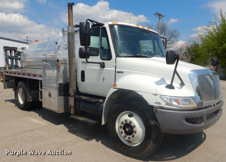 image for item GP9042 2010 International 4300 vacuum truck