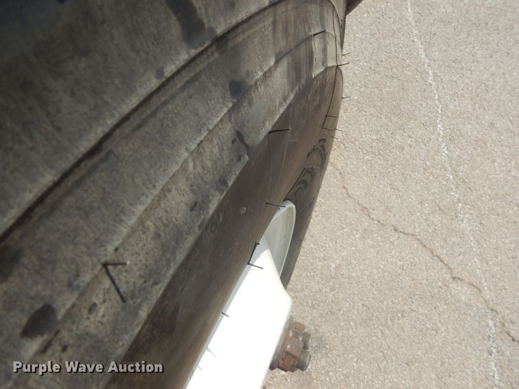 image for item GP9042 2010 International 4300 vacuum truck