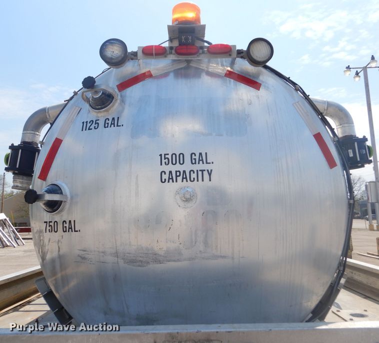 image for item GP9042 2010 International 4300 vacuum truck