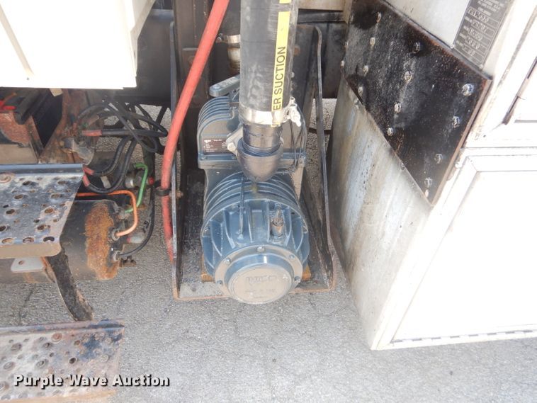 image for item GP9042 2010 International 4300 vacuum truck