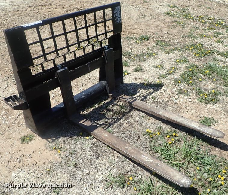 Caterpillar 3519371 skid steer pallet forks in Lyons, KS Item GR9050