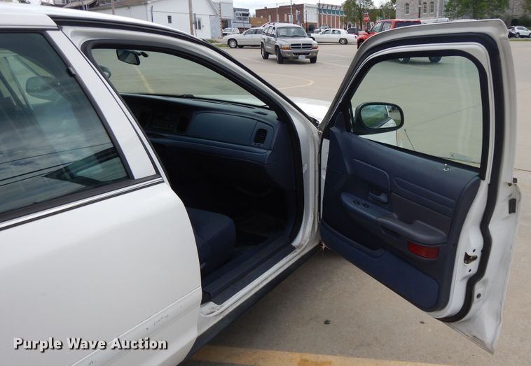 image for item DE5583 1998 Ford Crown Victoria Police Interceptor