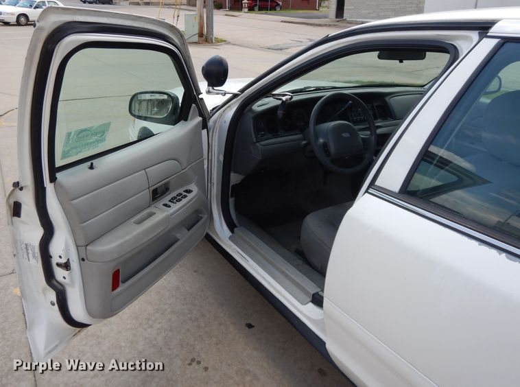 image for item DE5584 2004 Ford Crown Victoria Police Interceptor