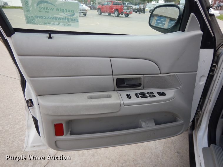 image for item DE5584 2004 Ford Crown Victoria Police Interceptor