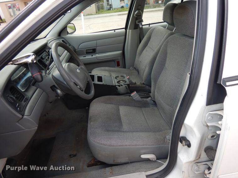 image for item DE5584 2004 Ford Crown Victoria Police Interceptor