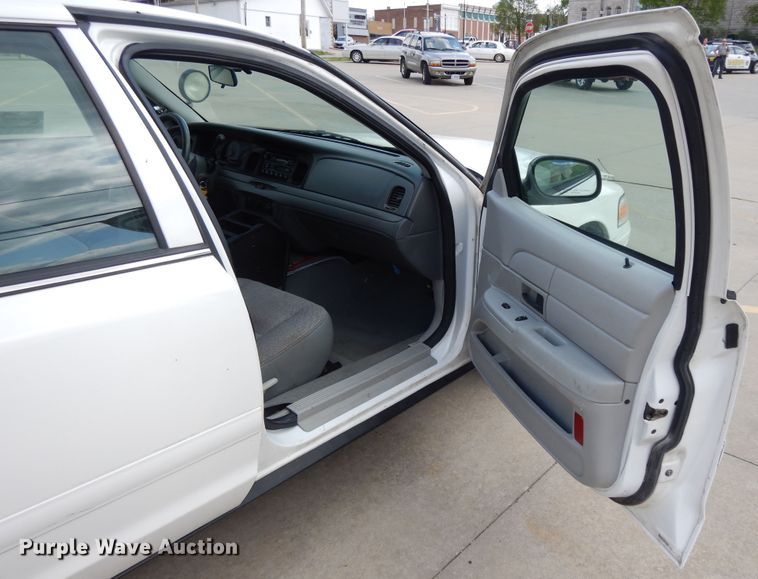 image for item DE5584 2004 Ford Crown Victoria Police Interceptor