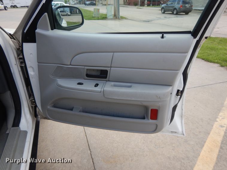 image for item DE5584 2004 Ford Crown Victoria Police Interceptor