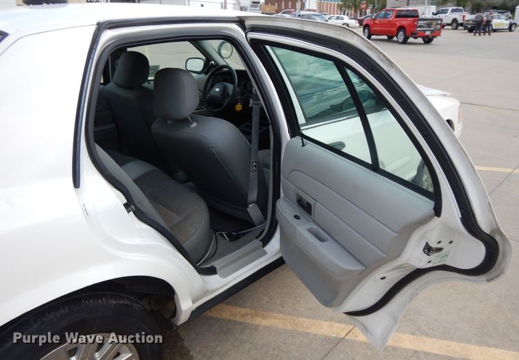 image for item DE5584 2004 Ford Crown Victoria Police Interceptor