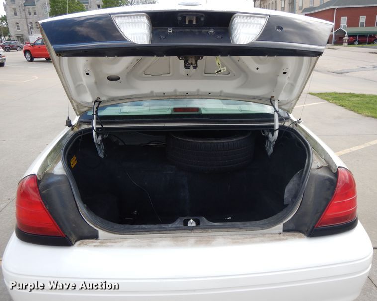 image for item DE5584 2004 Ford Crown Victoria Police Interceptor