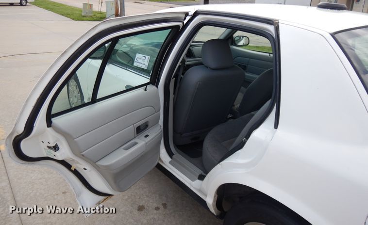 image for item DE5584 2004 Ford Crown Victoria Police Interceptor